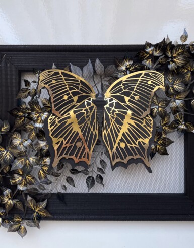 Corvus Auri Venae
2023
Sequin film, hand-painted acetate, enamel paint, felt, glass beads, illusion, pine frame
*Sold